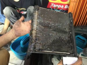 AC Mobil Bau Asem dan panas akibat evaporator kotor