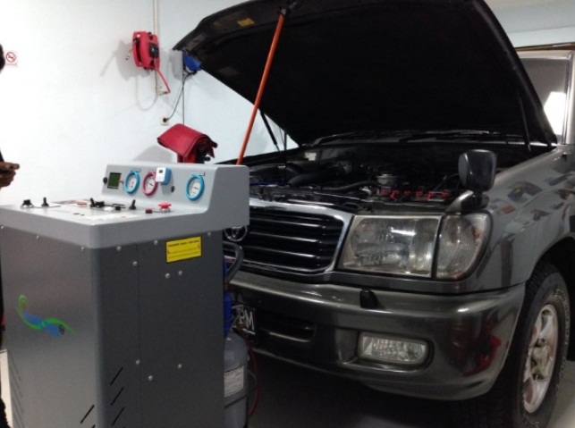 Proses Service AC untuk masalah AC Mobil panas dan bau asem